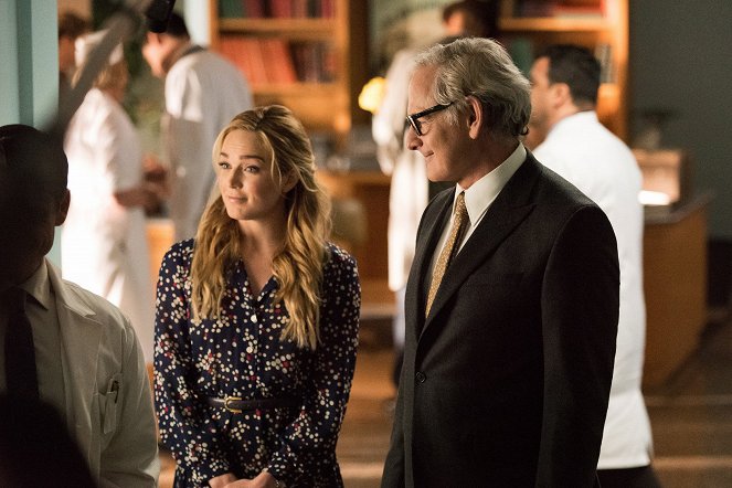 Legends of Tomorrow - Night of the Hawk - Photos - Caity Lotz, Victor Garber