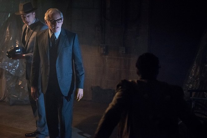 Legends of Tomorrow - Night of the Hawk - Photos - Wentworth Miller, Victor Garber
