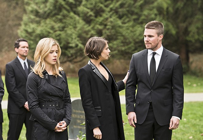 Arrow - Season 4 - Canary Cry - Photos - Emily Bett Rickards, Willa Holland, Stephen Amell