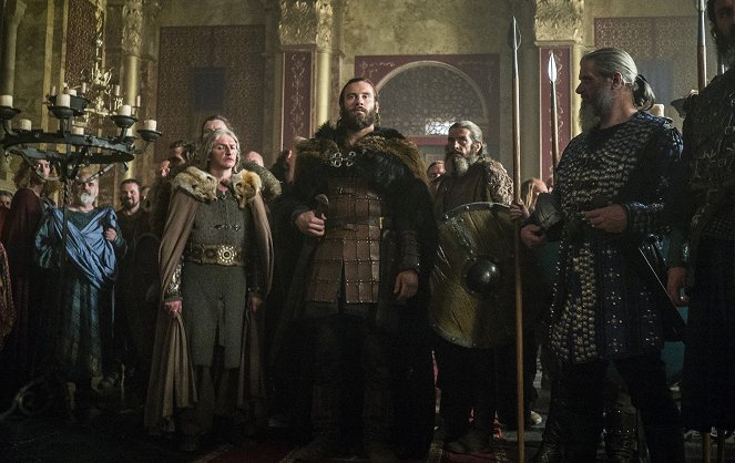 Vikings - The Dead - Photos - Clive Standen