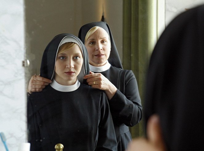 Otec Braun - Vražda v ženském klášteře - Z filmu - Anna Maria Mühe, Bettina Kupfer