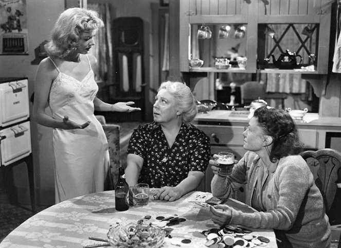 A Letter to Three Wives - Van film - Barbara Lawrence, Connie Gilchrist