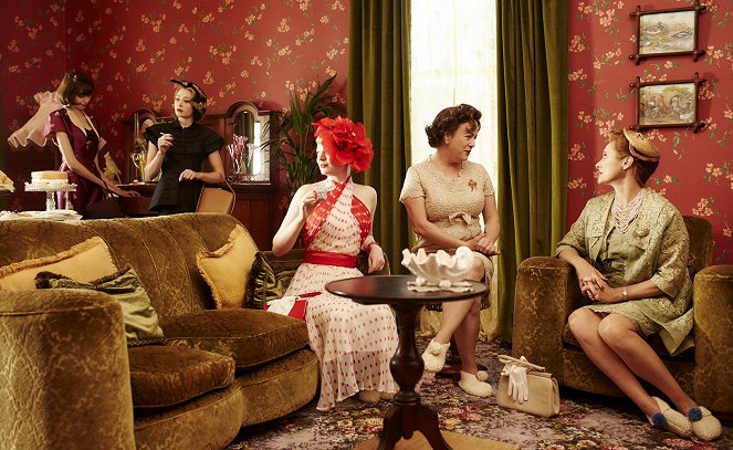 The Dressmaker - Kuvat elokuvasta - Hayley Magnus, Amanda Woodhams, Sarah Snook, Sacha Horler, Caroline Goodall
