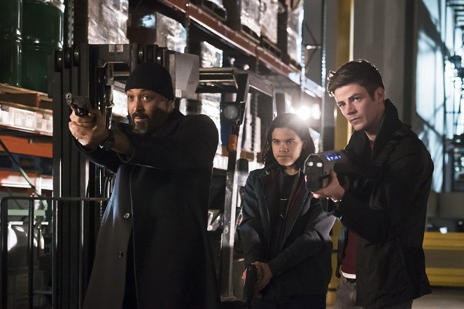 The Flash - Back to Normal - Photos - Jesse L. Martin, Carlos Valdes, Grant Gustin