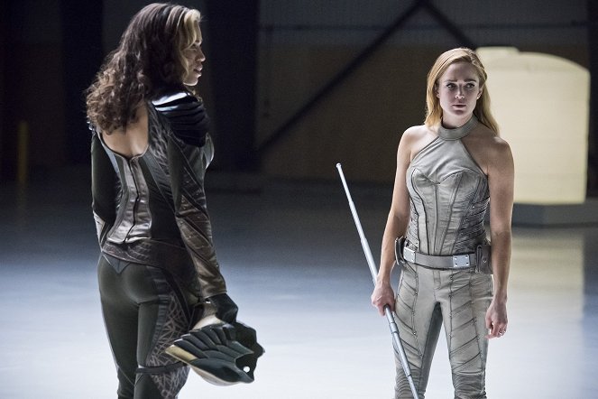 Legends of Tomorrow - Last Refuge - Van film - Ciara Renée, Caity Lotz