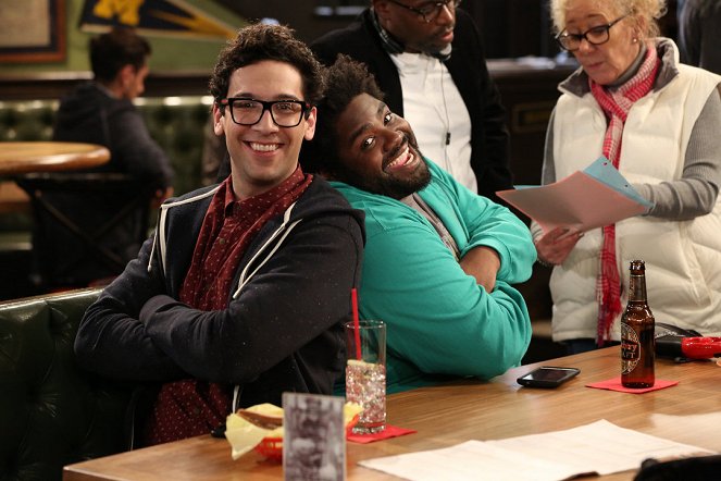 Undateable - Season 2 - Candaces Freund kommt in eine Bar - Dreharbeiten