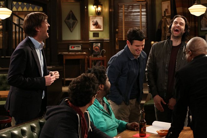 Undateable - Season 2 - Candaces Freund kommt in eine Bar - Dreharbeiten