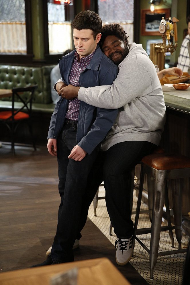 Undateable - An Imaginary Torch Walks Into a Bar - Film - Brent Morin, Ron Funches