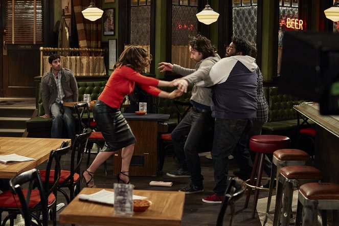 Undateable - Season 2 - A Sibling Rivalry Walks Into a Bar - Film - Chris D'Elia, Ron Funches