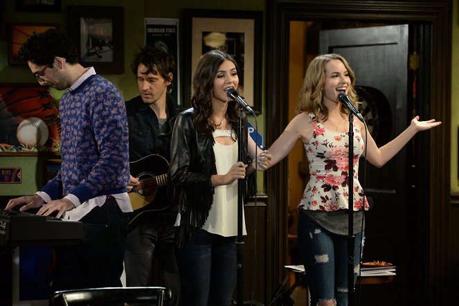 Undateable - Season 2 - A Live Show Walks Into a Bar, Part 1 - Photos - Rick Glassman, Bridgit Mendler