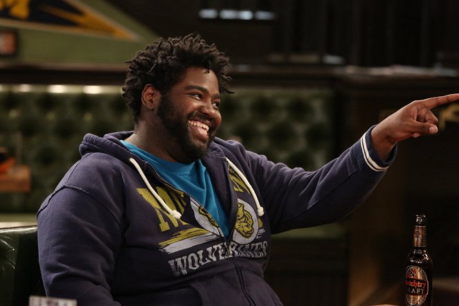 Undateable - An Angry Judge Walks Into a Bar - Z filmu - Ron Funches