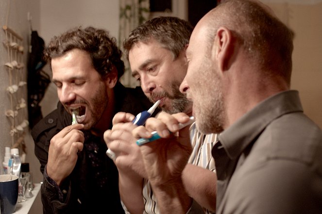 Happy Hour - Filmfotos - Mehdi Nebbou, Alexander Hörbe, Simon Licht
