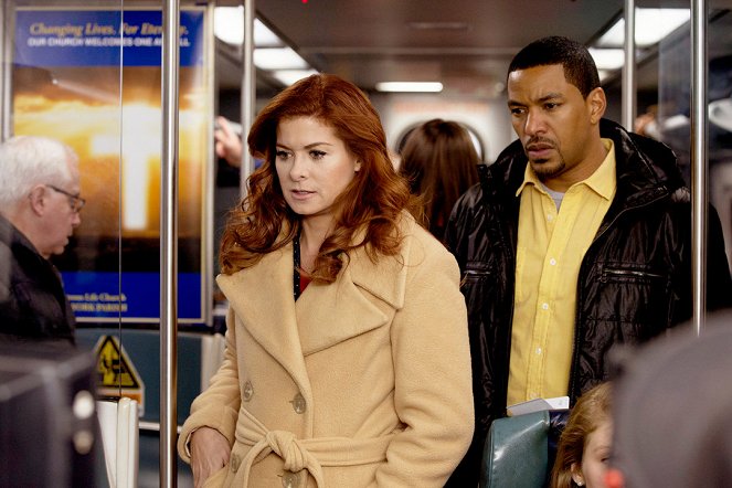 The Mysteries of Laura - The Mystery of the Intoxicated Intern - Van film - Debra Messing, Laz Alonso