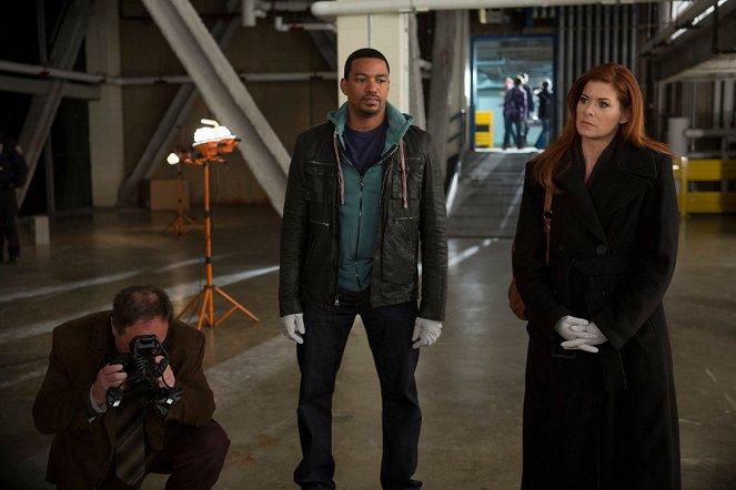 The Mysteries of Laura - The Mystery of the Intoxicated Intern - Photos - Laz Alonso, Debra Messing