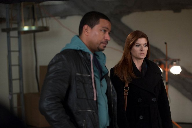 The Mysteries of Laura - Season 1 - The Mystery of the Intoxicated Intern - Photos - Laz Alonso, Debra Messing