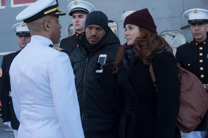 The Mysteries of Laura - Season 1 - The Mystery of the Sunken Sailor - Photos - Laz Alonso, Debra Messing