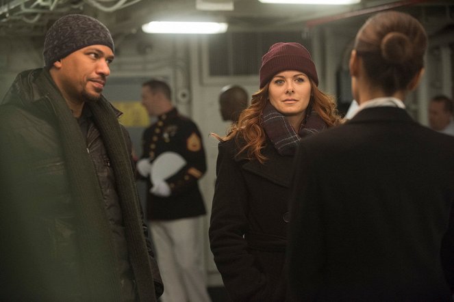 The Mysteries of Laura - Season 1 - The Mystery of the Sunken Sailor - Photos - Laz Alonso, Debra Messing