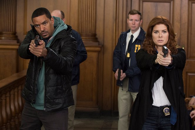 The Mysteries of Laura - The Mystery of the Corner Store Crossfire - Z filmu - Laz Alonso, Debra Messing
