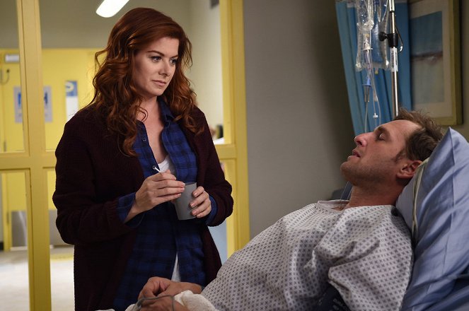 The Mysteries of Laura - Season 1 - The Mystery of the Corner Store Crossfire - Photos - Debra Messing, Josh Lucas