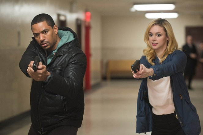 The Mysteries of Laura - Season 1 - The Mystery of the Corner Store Crossfire - Photos - Laz Alonso, Meg Steedle