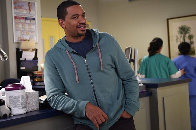 The Mysteries of Laura - Season 1 - The Mystery of the Corner Store Crossfire - Van film - Laz Alonso