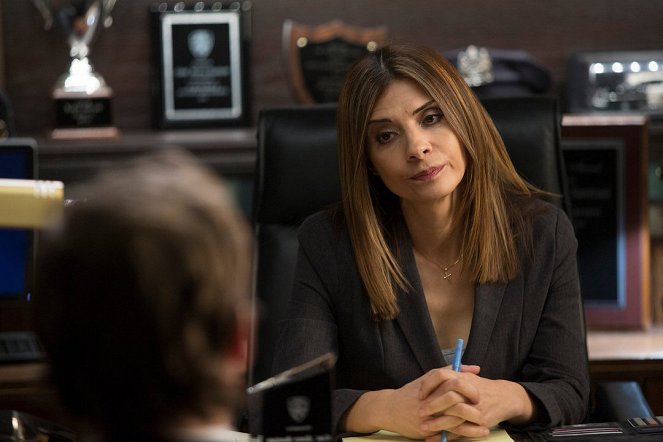 The Mysteries of Laura - The Mystery of the Taken Boy - De la película - Callie Thorne