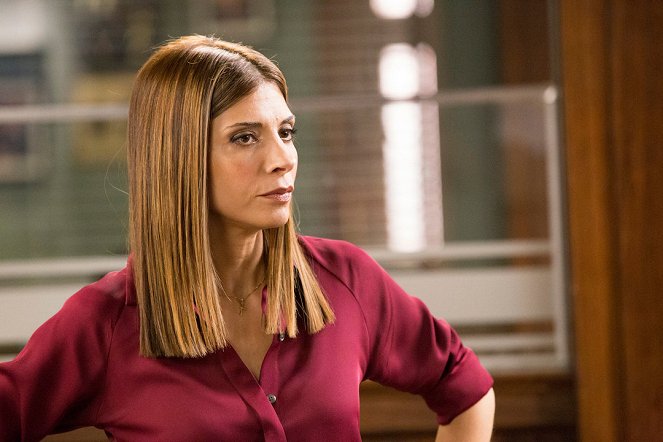 The Mysteries of Laura - Season 2 - The Mystery of the Convict Mentor - Photos - Callie Thorne