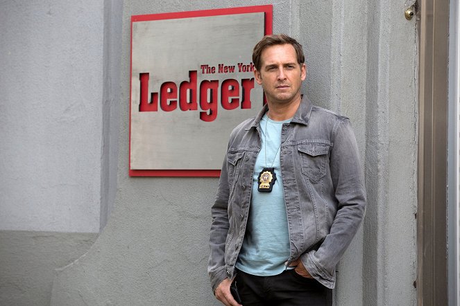The Mysteries of Laura - Season 2 - The Mystery of the Watery Grave - Photos - Josh Lucas