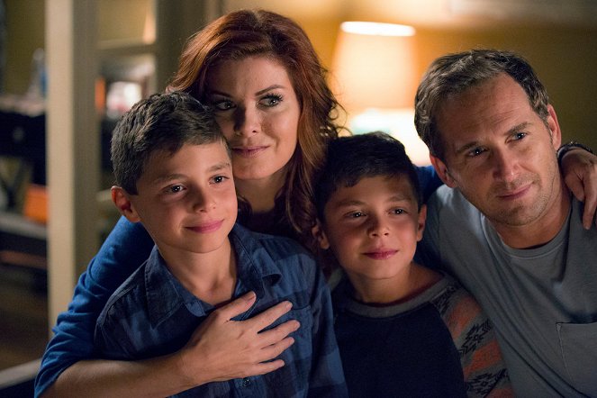 The Mysteries of Laura - Season 2 - The Mystery of the Watery Grave - Photos - Debra Messing, Josh Lucas