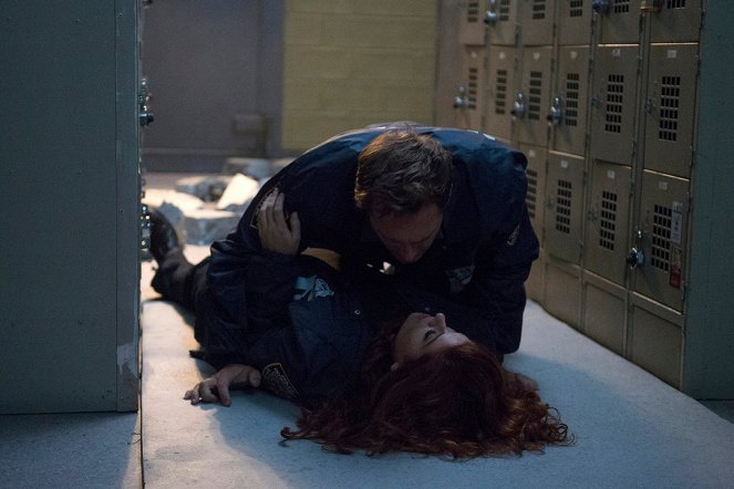 The Mysteries of Laura - The Mystery of the Dead Heat - Photos - Josh Lucas, Debra Messing