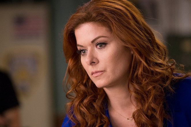 The Mysteries of Laura - Season 2 - The Mystery of the Ghost in the Machine - Z filmu - Debra Messing
