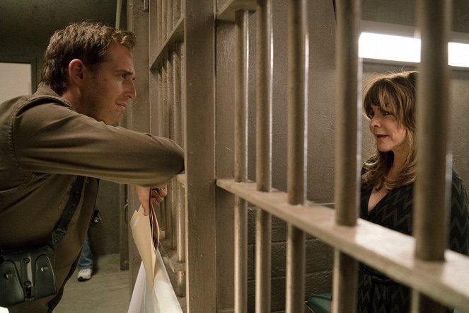 The Mysteries of Laura - Season 2 - The Mystery of the Unwelcome Houseguest - Van film - Josh Lucas, Stockard Channing