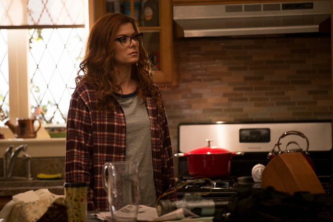 The Mysteries of Laura - Season 2 - The Mystery of the Unwelcome Houseguest - Photos - Debra Messing