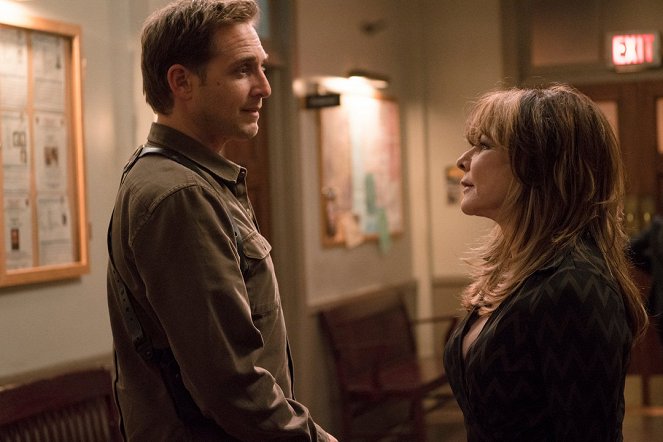 The Mysteries of Laura - Season 2 - The Mystery of the Unwelcome Houseguest - Photos - Josh Lucas, Stockard Channing