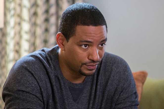 The Mysteries of Laura - Season 2 - The Mystery of the Morning Jog - Photos - Laz Alonso