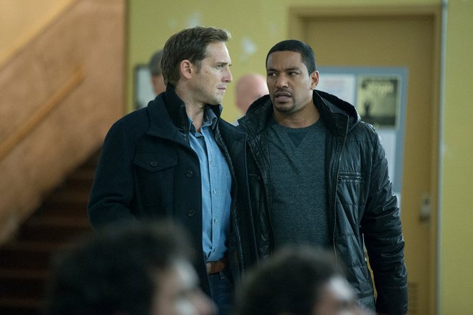 The Mysteries of Laura - Season 2 - The Mystery of the Morning Jog - Photos - Josh Lucas, Laz Alonso