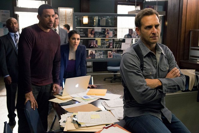 The Mysteries of Laura - The Mystery of the End of Watch - Photos - Laz Alonso, Janina Gavankar, Josh Lucas