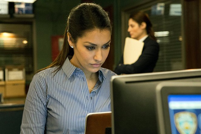 The Mysteries of Laura - The Mystery of the End of Watch - Photos - Janina Gavankar