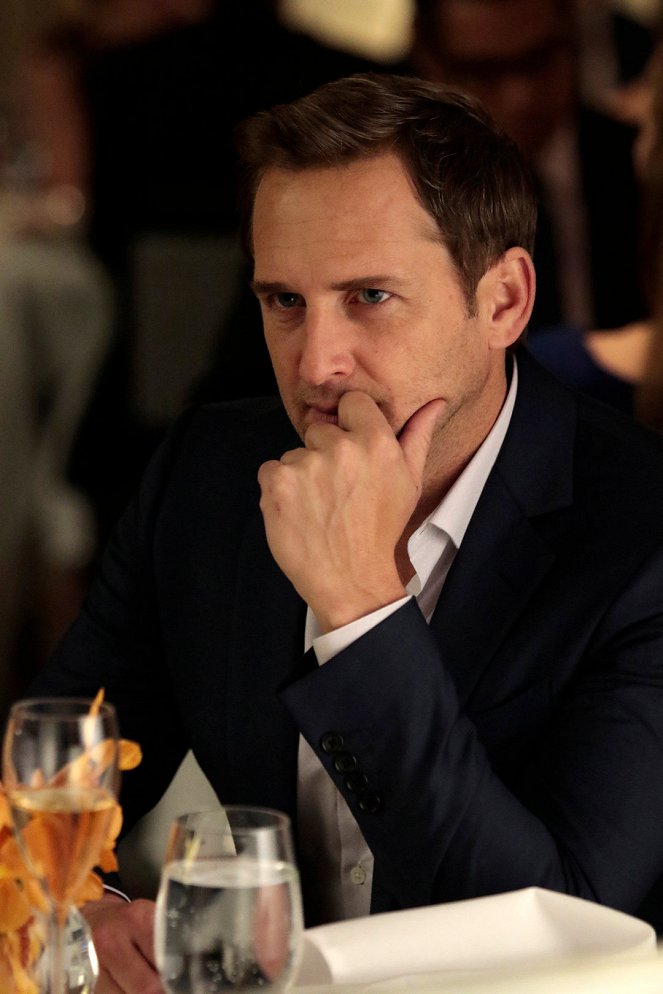 The Mysteries of Laura - Season 2 - The Mystery of the End of Watch - Photos - Josh Lucas