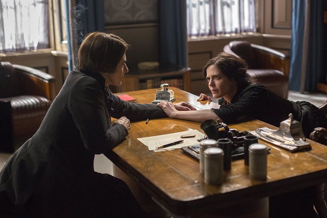 Penny Dreadful - Good and Evil Braided Be - Photos - Patti LuPone, Eva Green