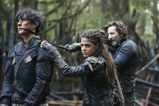 The 100 - Prise et emprise - Film - Bob Morley, Marie Avgeropoulos, Henry Ian Cusick