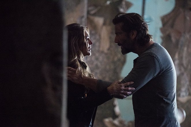 The 100 - Join or Die - Photos - Paige Turco, Henry Ian Cusick