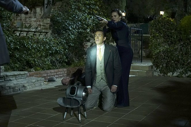 Agent Carter - Príšery - Z filmu - James D'Arcy, Hayley Atwell