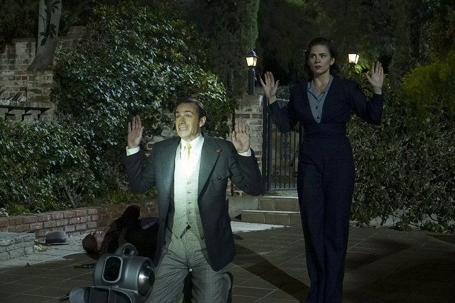 Agent Carter - Monsters - De la película - James D'Arcy, Hayley Atwell