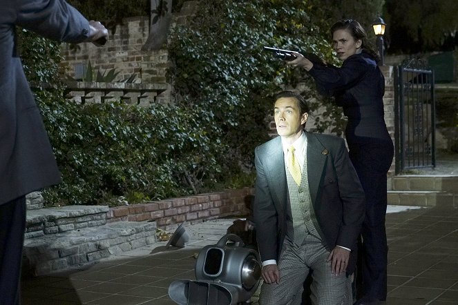 Agentka Carter - Potwory - Z filmu - James D'Arcy, Hayley Atwell
