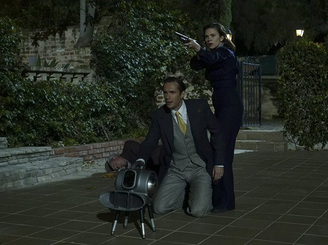 Agent Carter - Monsters - Z filmu - James D'Arcy, Hayley Atwell