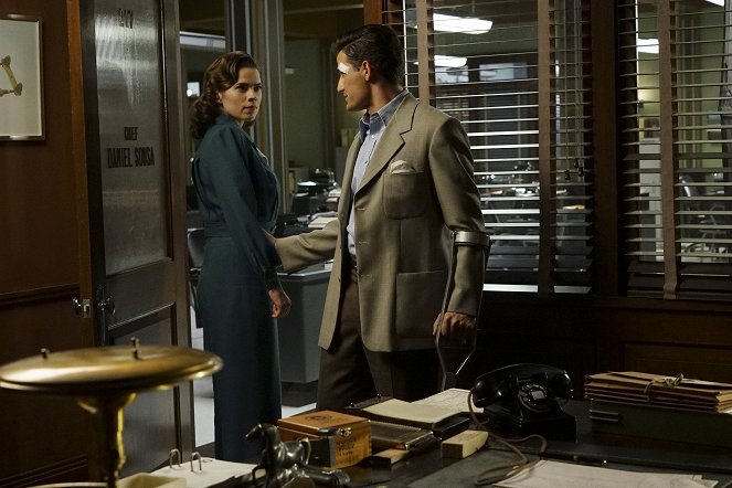 Agentka Carter - U progu tajemnicy - Z filmu - Hayley Atwell, Enver Gjokaj