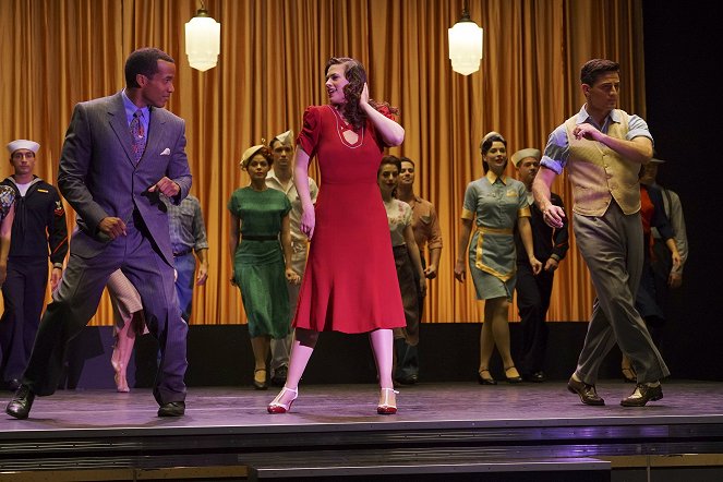 Agentka Carter - Trochę śpiewu i tańca - Z filmu - Reggie Austin, Hayley Atwell, Enver Gjokaj
