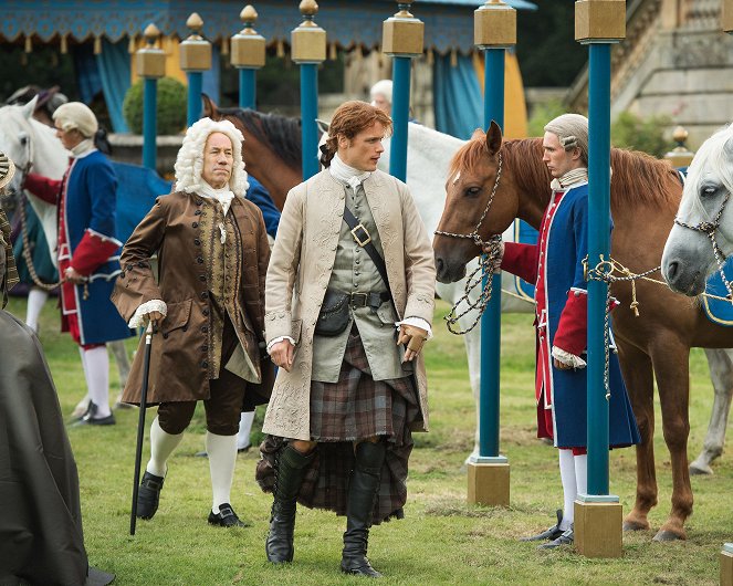 Outlander - Die Highland-Saga - Neues Bündnis, alte Feinde - Filmfotos - Simon Callow, Sam Heughan