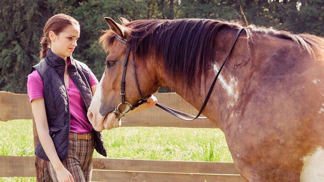 Armans Geheimnis - Season 1 - Ponyhof statt Internet - Filmfotos